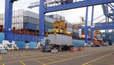how do container ships work gantry crane